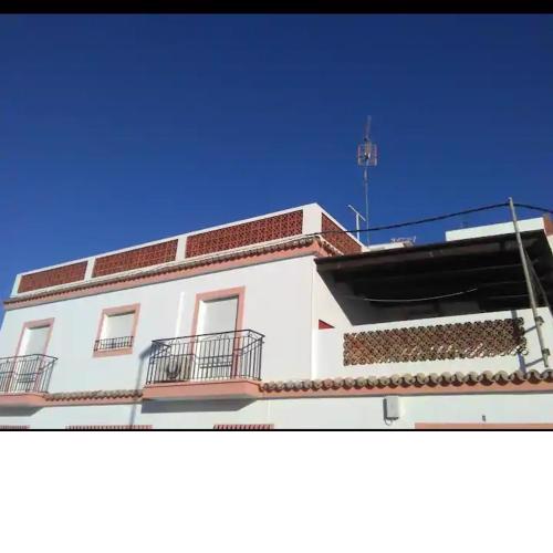 Casa iluminada en pueblo tranquilo
