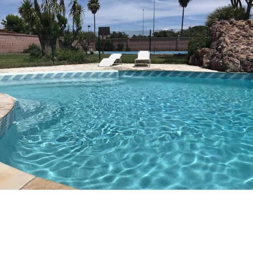 Casa independiente con piscina y pista deportiva privadas
