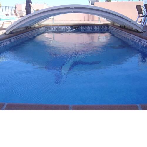 Casa individual, piscina cubierta y aparcamiento.