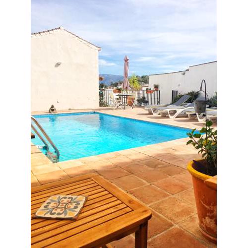 Casa Mundo - 16th century traditional white village house with pool