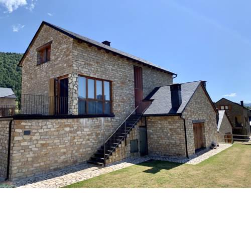 Casa Mya. A Modern Duplex in the Spanish Pyrenees
