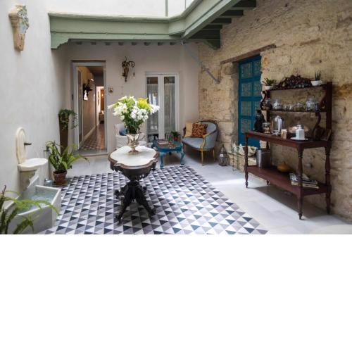 Casa Portus Gaditanus s XVIII Patio Andaluz
