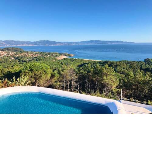 Casa privada con piscina y vistas a la ria.