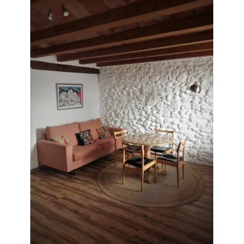 Casa reformada en el casco antiguo al lado del mar