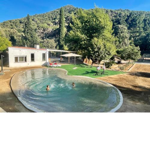 CASA RURAL EL JARDI con piscina y jardin