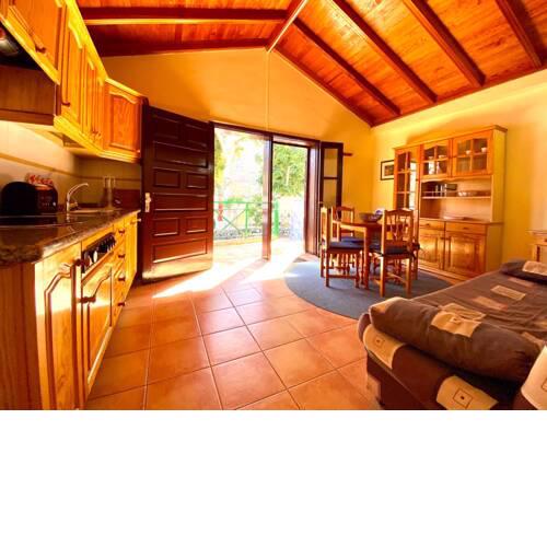 Casa rural en Finca Canaria y vista a la montaña en La Gomera