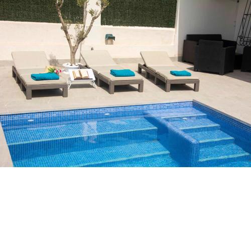 CASA SOLEADA. Intimidad, piscina y mucho sol.