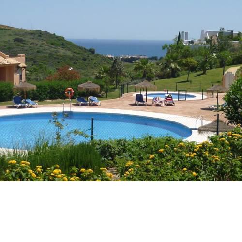 CASARES appart 2 ch dans parc tropical avec vue sur mer, montagne et piscine