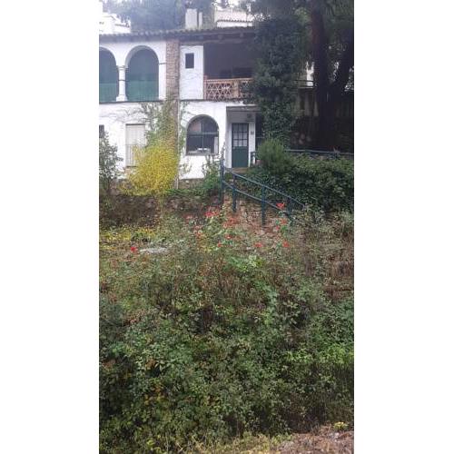 Casita con chimenea y apartamento en entorno rural idílico