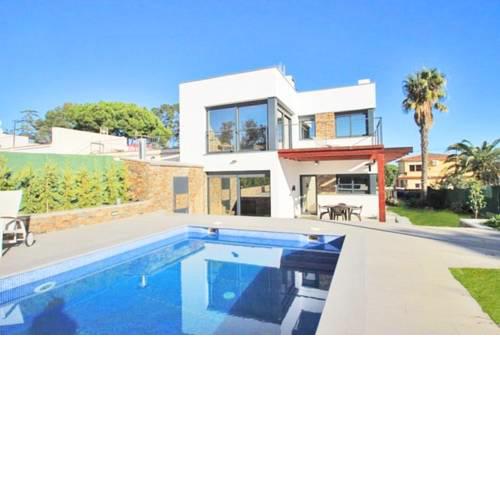 Castell-Platja d'Aro Villa Sleeps 7 with Pool Air Con and Free WiFi