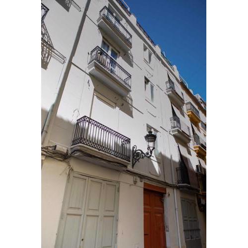 CATHEDRAL MODERN 2BR, 1BA, WIFI, A\C, BALCONY