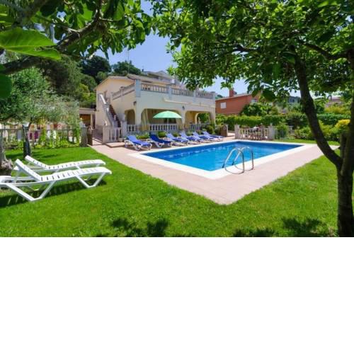 Caules Villa Sleeps 12 Pool WiFi