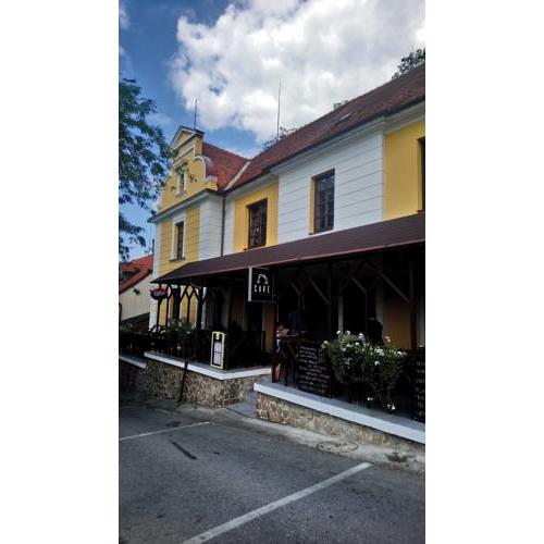 Cave Hostel Hluboká