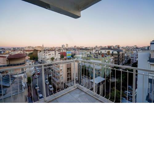 Central and Comfy Flat with Balcony in Muratpasa