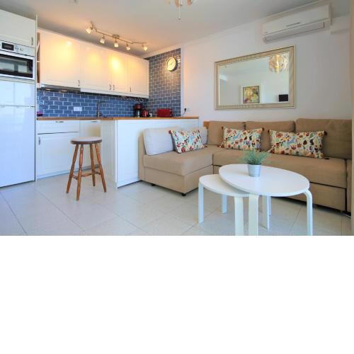 Central Apartment overlooking Yumbo centre with heated pool