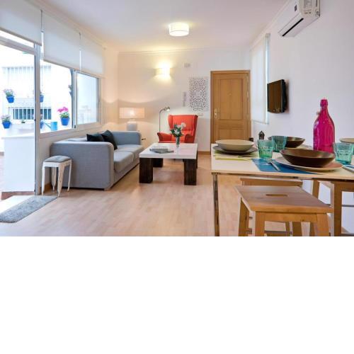 Central apartment w/ private patio