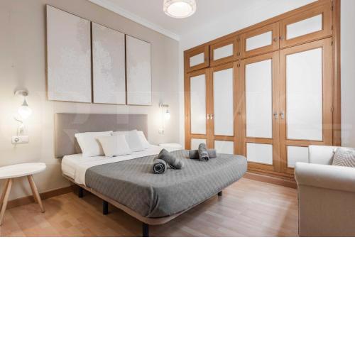 Central apartment w/ private patio