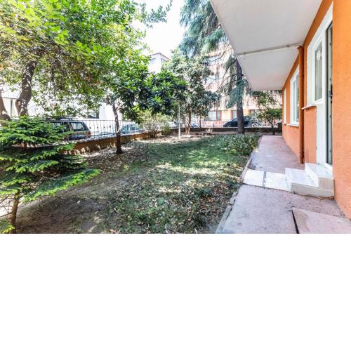 Central Flat w Garden Near Moda Coast in Kadikoy