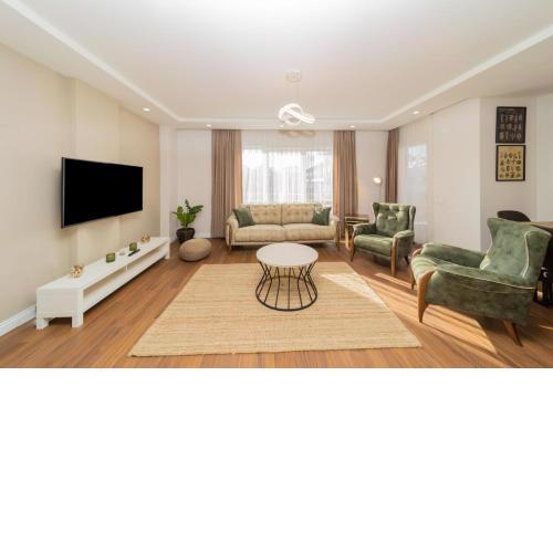 Central Flat with Balcony near Sea in Muratpasa