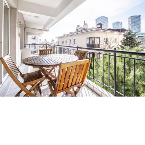 Central Flat with Balcony near Zorlu Center