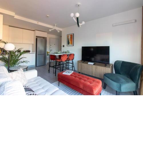 Central New 2BR Residence w Free Parking #89