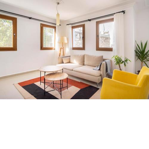 Central Stone House, 2BR, Cozy, Spacy, Terrace, Fast Wifi, Parking