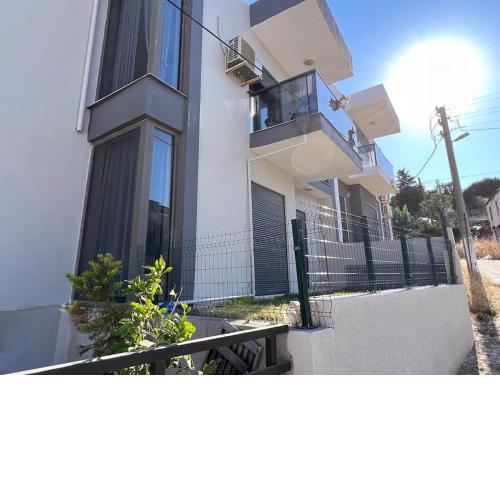 Çeşme'de denize yakın, bahçeli daire