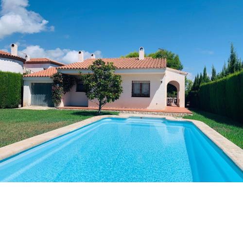 Chalet a pie Cala Forn con piscina