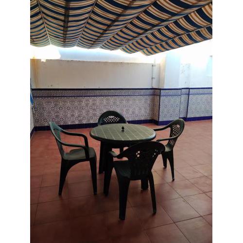 Chalet adosado con azotea andaluza y patio, junto a la playa