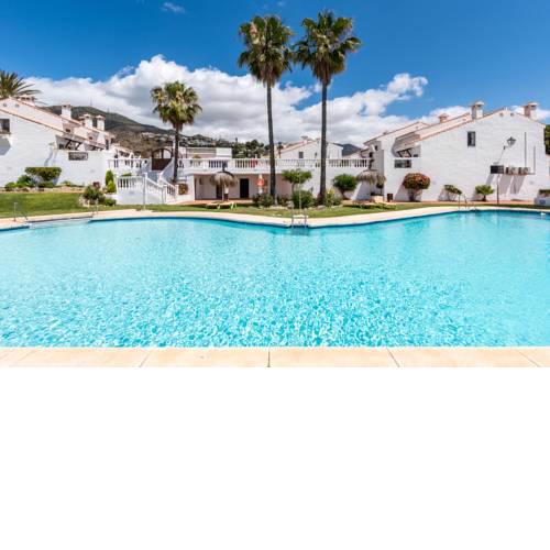CHALET ADOSADO EN LA PLAYA DE LA PERLA