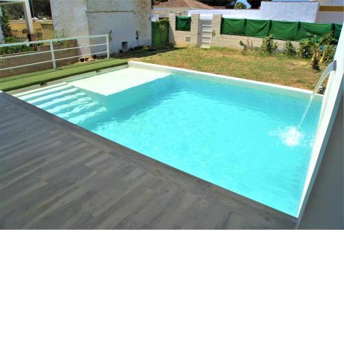 Chalet blanco con piscina privada