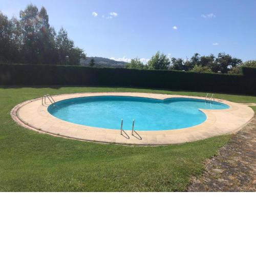 Chalet con jardín en urbanización con piscina cerca de Sanxenxo