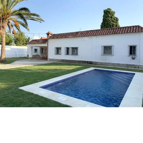Chalet con piscina cerca de la playa