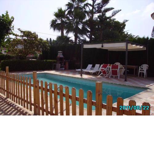 Chalet con piscina cerca playa