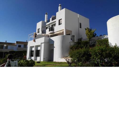 Chalet con piscina entre Los Pinares y La Antilla