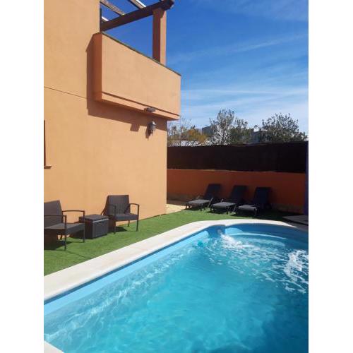 Chalet con piscina privada con vistas al mar.