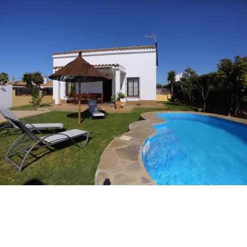 Chalet con piscina privada en roche con wifi