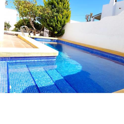 Chalet con piscina privada junto a chiringuitos