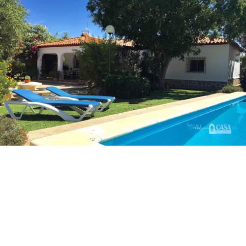 Chalet con piscina privada y un hermoso jardín en el pinar cerca de Conil