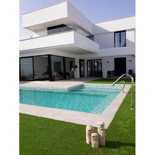 Chalet con piscina spa, jardin y cancha de basket