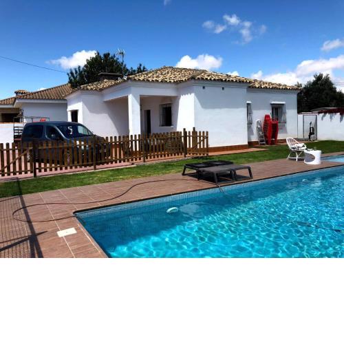 Chalet con Piscina y barbacoa