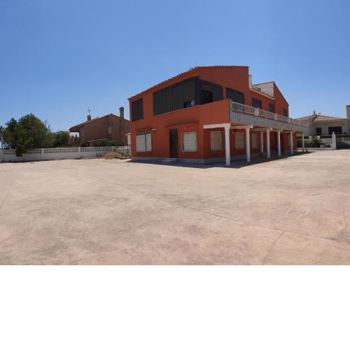 Chalet de 5 y 3 habitaciones dividido en planta baja y primera planta a primera linea de playa
