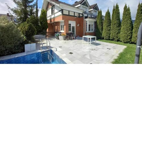 chalet de lujo con piscina, sauna y jacuzzi cerca del mar a media hora de bilbao y Santander