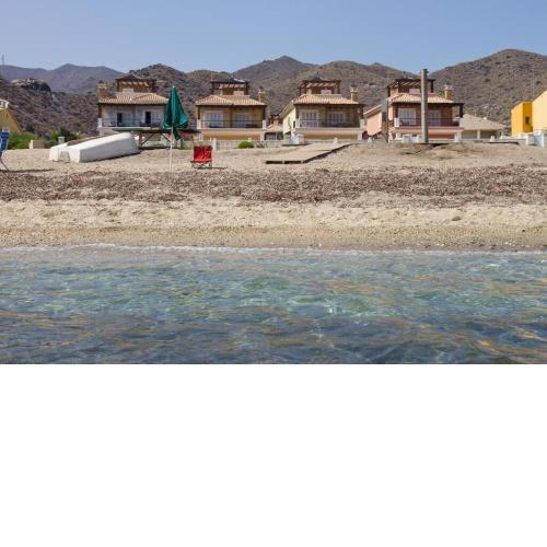 CHALET EN 1ª LÍNEA DE PLAYA CON PISCINA PRIVADA