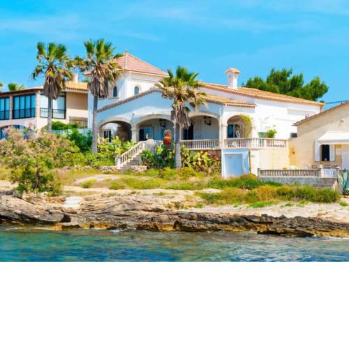 Chalet en primera línea de mar con vistas espectaculares, con piscina propia, playa a 200 metros, situación excelente a 15 minutos andando de Alcudia