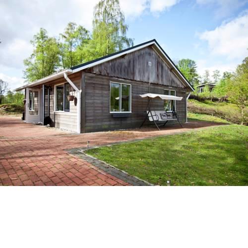 Quaint Cottage Near the Border with Lake View