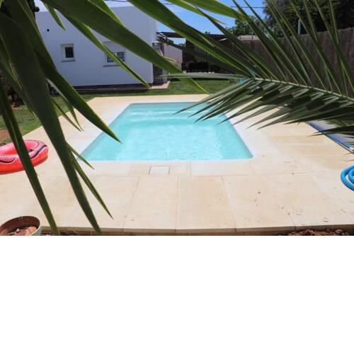 Chalet vacacional con piscina y porche