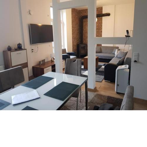 Charl Aparten Si