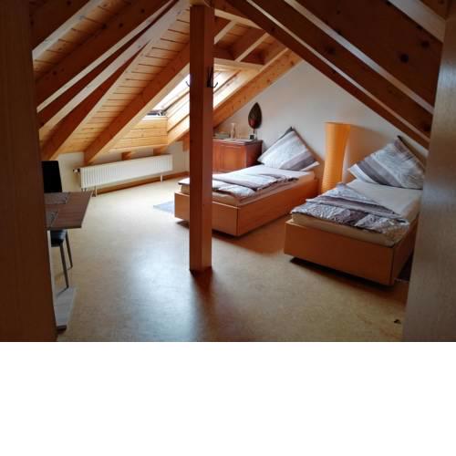 Charmantes Dachgeschosszimmer mit Bad in Privathaus