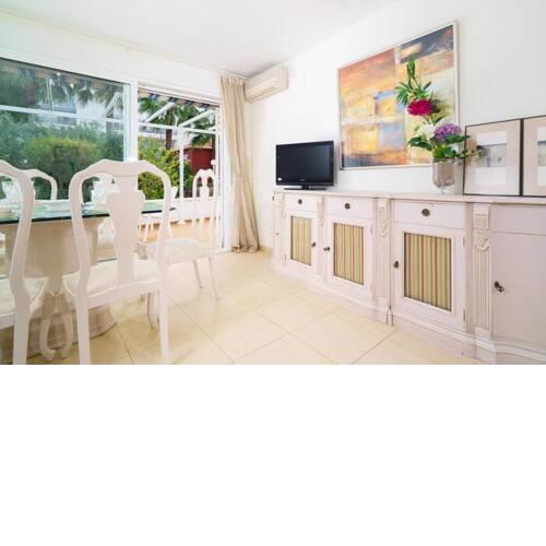 Charming 2-Bed Apartment in Denia